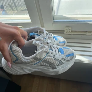 Sneakers  - Säljer dessa sneakers, sällan använda och i bra skick. Supersköna och passar bra nu till våren, pris går att diskutera❤️