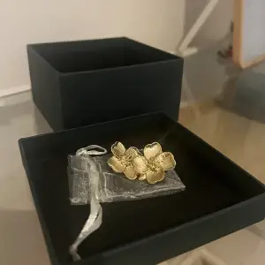 Guldiga örhängen i form av blommor💓 oanvända och håller i vatten, säljer då jag fick två par