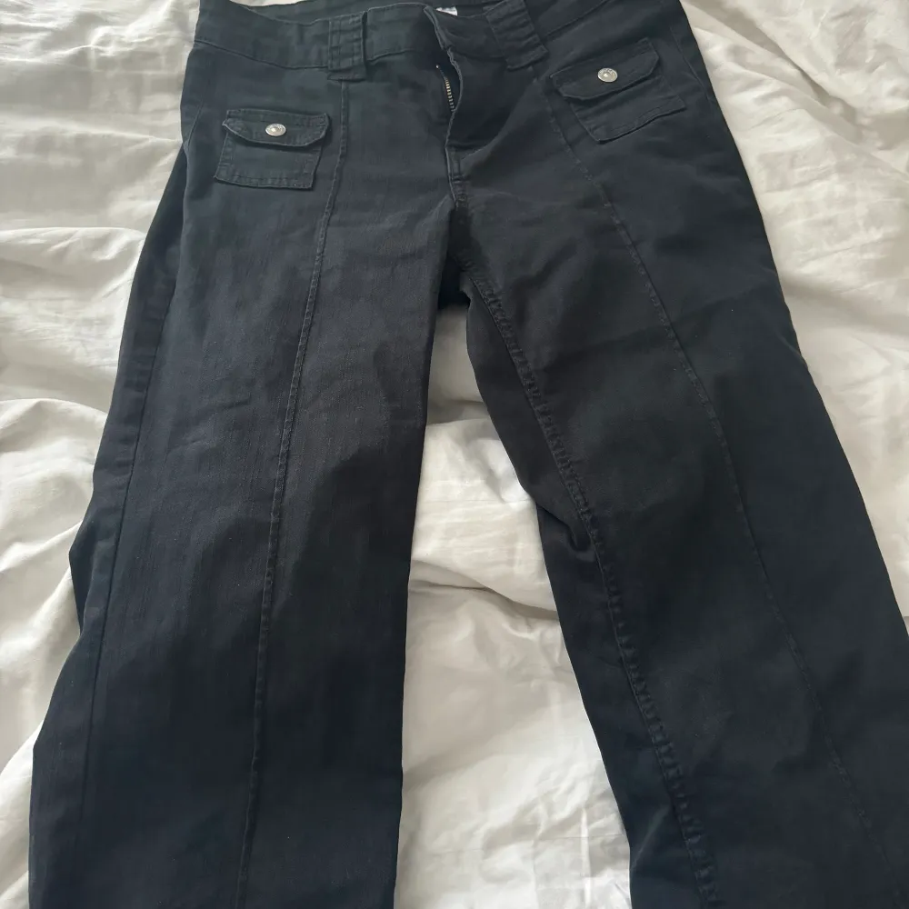 Säljer mina svarta H&M jeans som inte kommit till användning! Pris kan diskuteras💕. Jeans & Byxor.