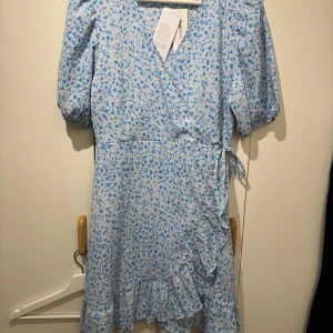 Klänning från Gina  - Säljer denna helt oanvända klänningen från ginatricot!! Lappen kvar 