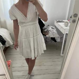 Säljer min jättefina vita zara klänning!! Superfin till sommaren!!🤩