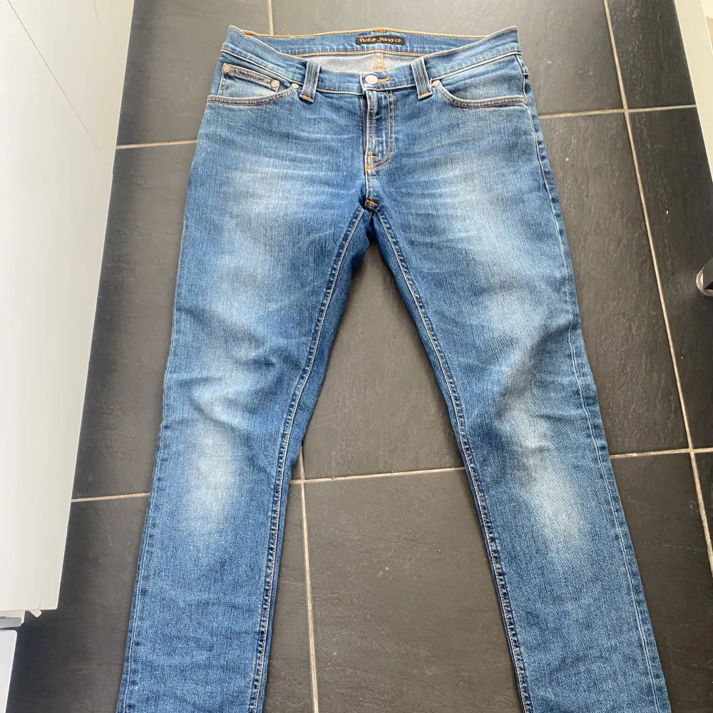 Säljer dessa slim fit Nudie jeans i storlek 28/32 passar (160-165). Hör av er vid frågor och ge även prisförslag!👀. Jeans & Byxor.
