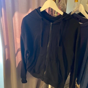 Svart zip hoodie - Svart zip hoodie i storlek m från cubus.