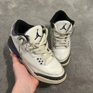 Jordan 3 retro dark iris - Säljer nu mina Jordan 3or pga att dem är försmå, Storlek 38. Säljer billigt för att dem är lite slitna och har tappat lite färg på några ställen men det är inte så farligt 