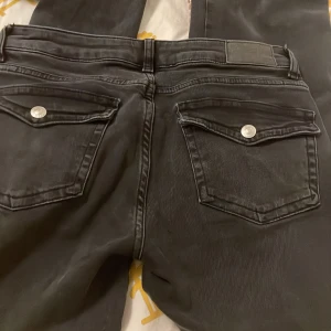 Svarta lågmidjade jeans  - 90’s boot jeans från lager 157. Är i rätt så bra skick.