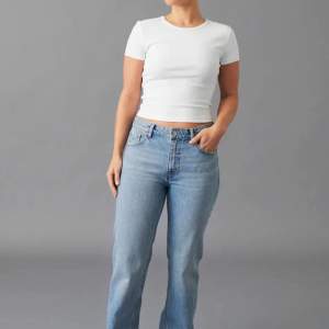Superfina low waist jeans från Gina Tricot. Använda men i fint skick utan defekter💞Säljer då de är lite för korta i benen för mig och kommer då inte till användning!