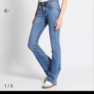Lågmidjade utsvängda jeans i strl xs från lager 157. Har likadana i samma storlek i andra färger i min profil. I använt, men bra skick o säljer då de har blivit för små för mig & ja har bytt stil 💞💞
