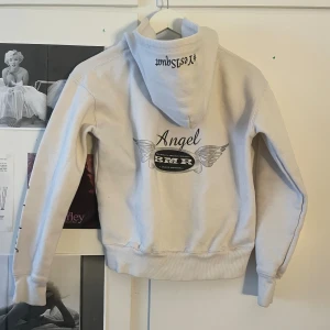 Zip hoodie - Vit hoodie med dragkedja och tryck Fint skick men köpt här på plick!