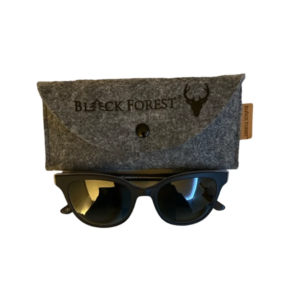 Ett par black forest solglasögon som jag van i julklapps priset. Och sen jul har jag aldrig rört dem. Eftersom de e till tjejer, så tjejer passa på nu att köpa ett par solglasögonen till sommaren. Skriv för fler bilder. Skick 10/10🔥💯. Accessoarer.