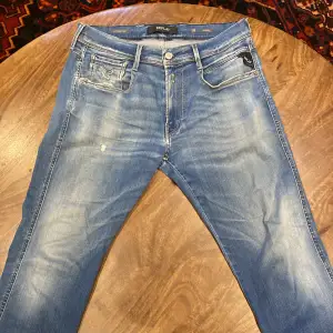 Snygga Replay jeans i modell Anbass hyperflex. Skick 8/10 nypris 1799kr  Hör av dig för fler bilder/frågor 
