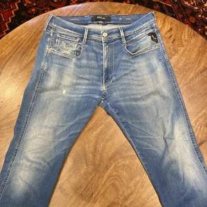 Replay jeans Anbass hyperflex - Snygga Replay jeans i modell Anbass hyperflex. Skick 8/10 nypris 1799kr  Hör av dig för fler bilder/frågor 