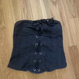 Topp med snörning  - Jätte fin topp med snörning! Bra sick! 