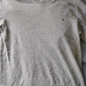 Tommy Hilfiger tröja  - Storlek S men passar M, riktigt skön att ha över en pike eller skjorta säljer pga att den har blivit för liten för mig. PRISET GÅR ATT DISKUTERA Mvh Harald. 