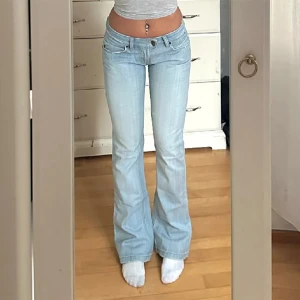 Lågmidjade jeans - Superfina lågmidjade jeans, midjemått rakt över 37 cm och innerbenslängd ca 83 cm🥰köpta här på Plick 