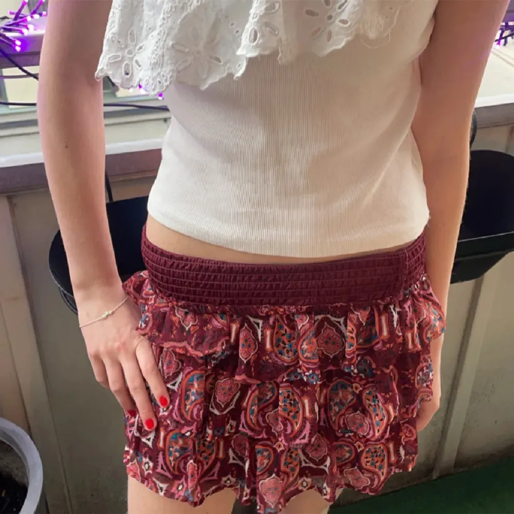 Lånade bilder, skriv för fler! Söt kjol från Kappahl, köpt i somras. Säljer då jag inte använder den längre. Använd kanske 2 gånger🩷 priset kan diskuteras . Kjolar.