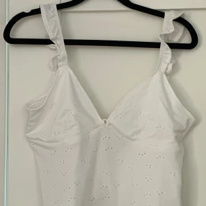 Vitt linne med snörning bak - Gulligt linne som man knyter i ryggen i storlek S från H&M🫧 Linnet är i nyskick då det aldrig är använt! Dock är lappen inte kvar. 