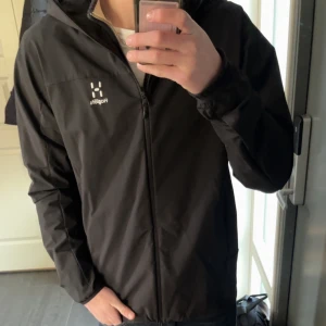 Haglöfs - Säljer nu denna Haglöfs jackan i perfekt skick för endast 399.  Säljer flr den inte passar min stil och är lite stor på mig. Hör av er för fler bilder eller frågor om jackan