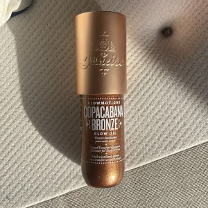 Sol janeiro - Säljer min nästan oanvända glow oil då jag är allergisk mot ett ämne i det vilket jag märkte efter hand, använt 1 pump 