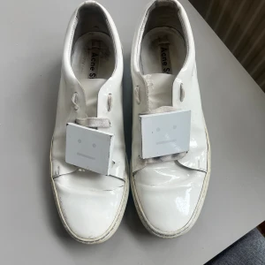 Acne Studios skor - Säljer ett par sneakers från Acne Studios  i storlek 40. De är använda men i fint skick. Köpte för ca 2000.