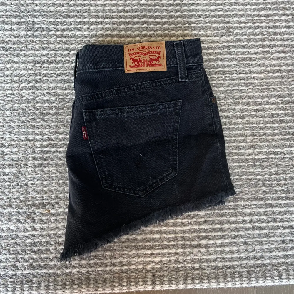 Svarta jeansshorts från levis i toppenskick. Shorts.