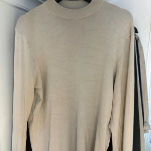 Beige fin stickad tröja - Hej! Säljer en fin stickad sweatshirt i storlek medium. Tröjan är i bra skick, utan defekter så som hål eller fläckar. Nypris 499 om du har frågor eller funderingar så hör gärna av dig till oss. Mvh AL_closet.