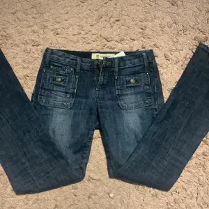 Jätte fina mörkblåa jeans från gap. Säljer för att jeansen är lite stora på mig men annars så fina!!❤️
