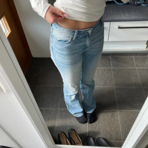 Lågmidjade jeans  - Lågmidjade jeans från Monki nästan helt oanvända💓 Säljer då jag inte använder dom💓
