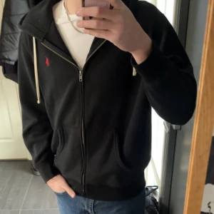 Ralph lauren zip - Säljer nu denna Ralph lauren hoodie i mycket bra skick för endast 799 kr(nypris 1800). säljer då den inte längre kommer till användning och den är dessutom för stor. Hör av er för fler bilder eller frågor om tröjan. 