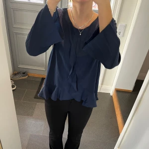 Blå volangblus - Mörkblå volangblus från Dry Lake i storlek S, passar även M. Fint skick. Använd gärna köp nu!