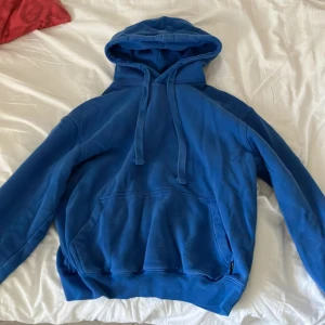 Blå hoodie - Säljer nu denna fräscha hoodien från yourturn fint skick och köpt på zalando