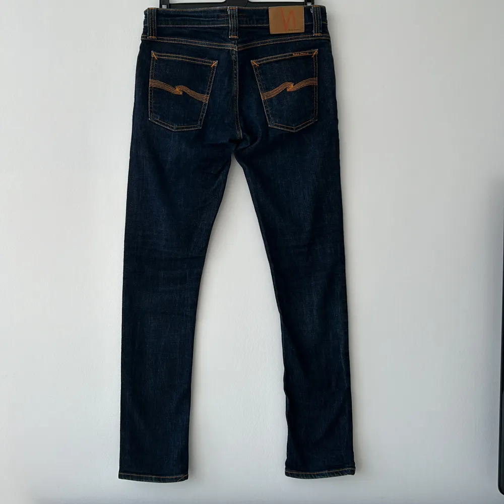 Tja!! Säljer nu ett par denimblåa Jeans från Nudie Jeans dom är bara använda ett fåtal gånger, därmed är dem i ett väldigt bra skick Strl: W29 L32 Nypris: 1800kr Hör gärna av er om ni har några frågor!. Jeans & Byxor.