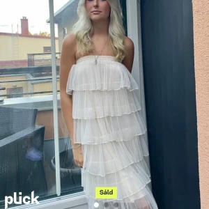 !!inte såld!!! Midsommar/student klänning  - Jätte fin student/midsommar klänning. Bilderna är lånade av tjejen jag köpte klänningen av! Pris går såklart att diskuteras vid snabbaffär, klänningen är i tylle och är blandning mellan Biege och vit💕💕