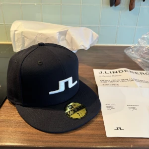 Fitted J.Lindeberg new era keps - J.lindeberg x New Era keps finns 200 exemplar. Oanvänd.