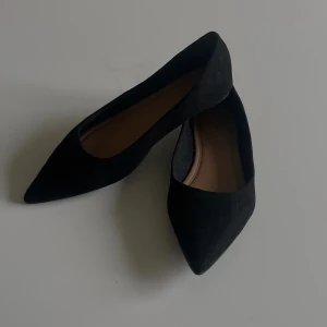 Ballerinaskor i spetsig tå - Jättefina ballerinaskor i spetsig tå. Säljer för att jag köpte helt fel storlek och dom är för små. Dom är i storlek 7, vilket motsvarar EU storlek 38,5.