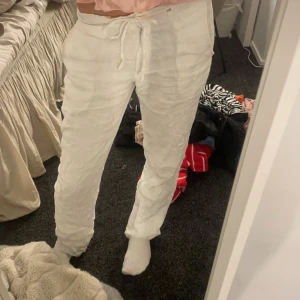 Vita Linne byxor design by si - Säljer mina vita linnebyxor från design by si. Som ni ser på andra bilden gar den en fläck därav priset. Köptes för 600 på design by si. 