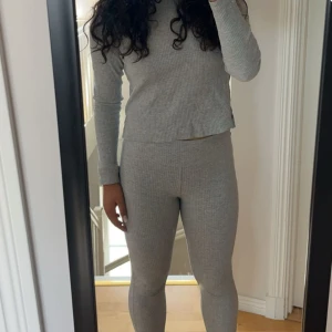 Träningskläder  - Jag säljer ett sett med träningskläder, endast använda 3-4 ggr o dom är i ett fint skick. Hör av dig vid intresse eller funderingar💜