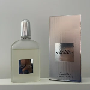 Tom Ford grey vetiver parfym - Det här är en väldigt unik tom Ford parfym som är väldigt fräsch och har lite citrusdofter som är perfekt till sommaren🌟 Den kostar normalt sätt 1400 men eftersom jag använt den lite grann så blir priset mycket billigare🔥 hör av er om ni har en fråga