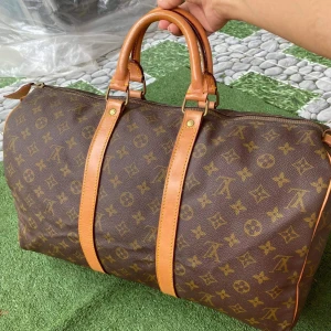 Säljer äkta 💕Resväska Louis Vuitton Keepall 45, Code 822 - Det finns en lång axelrem. Påsarrangör, ren inuti, redo för omgående leverans. Det finns allmänna spår av användning.mått:bredd 45 cm, läng 32 cm, djupt 26 cm,made in france, finns att hämta i Jönköping 