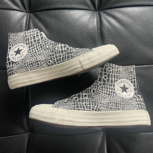 Svart vita converse  - Svart vita converse i storlek 37 då dom var för små för mig, de är i endast använda ett fåtal gånger🤍🖤(saknar snören) 