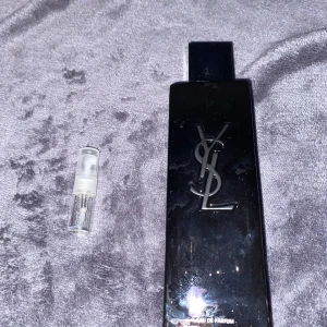 YSL MYSELF 2ml  - 2ml sample på YSL MYSELF EDP FÖR 75kr  Riktig fräsch doft perfekt till sommarn   Noterna finns på andra biden 