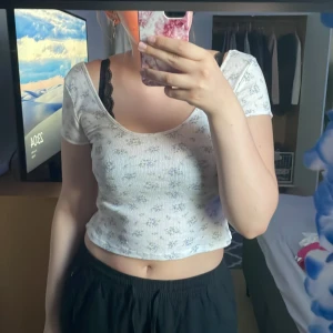 Blommig blus  - Från H&m, såklart. Väldigt skön. Bra skicka, endast använd få gånger!  