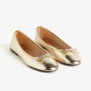 Ballerinaskor  - Säljer dessa snygga ballerinaskor i guldig  färg, strl 37. Helt nya och endast testade, finns en liten svart fläck var så när jag köpte skorna i  butik, skriv om bilder privat🩰🤍