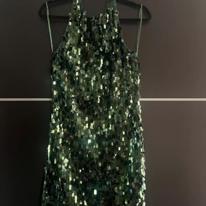 Kläning  - Säljer denna skitsnygga gröna paljett klänningen!! Perfekt grön färg och perfekt till fest!! Aldrig använd, prislapp kvar! 