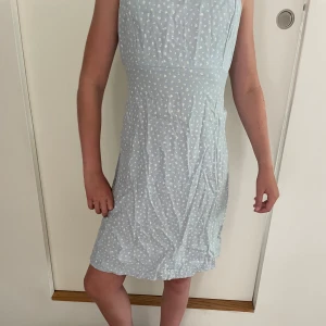 blå blommig klänning💕💕 - aldrig använt, säljer för att den inte passade och jag använder den inte💕💕