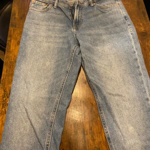 Jeans  - Väldigt snygga blåa jeans i bra skick och allmänt väldigt snygga och sköna 