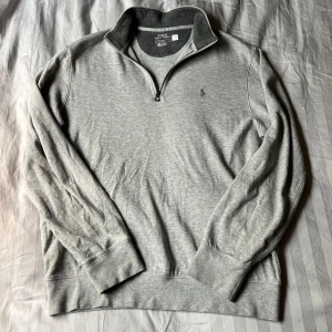 Ralph lauren half zip - Tja! Säljer nu denna snygga ralph lauren half zip i storlek M. Den är väldigt sparsamt använd och är i väldigt fint skick. Självklart äkta och kan bevisas genom qr koden. Nypris ligger på 2095kr och har du några frågor är det bara att skriva✍️!