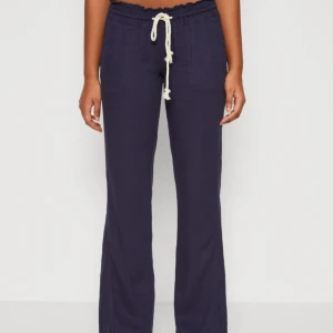 roxy linnebyxor  - roxy linnebyxor storlek M, når golvet på mig som 171cm aldrig använda mörk blå, nästan svart pris går att diskutera 