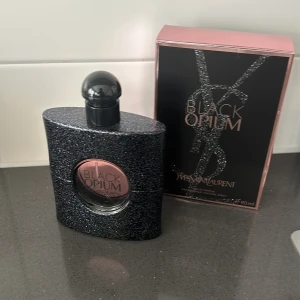 Black opium  - Luktar jätte gott. O använd 