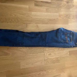 Nudie jeans - Säljer ett par shyssta nudie jeans använda några gånger utan synliga deffekter