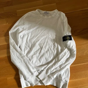 Stone island tröja - Säljer min Stone island tröja då den är för stor. Storlek XL men som vanligt med Stone island är den lite mindre i storleken vilket gör att den passar mer L. Qr kod finns med i annons, kom dm om du är intresserad. Bra men använt skick.